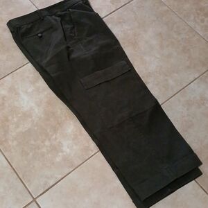 Green khaki pants with cargo pockets